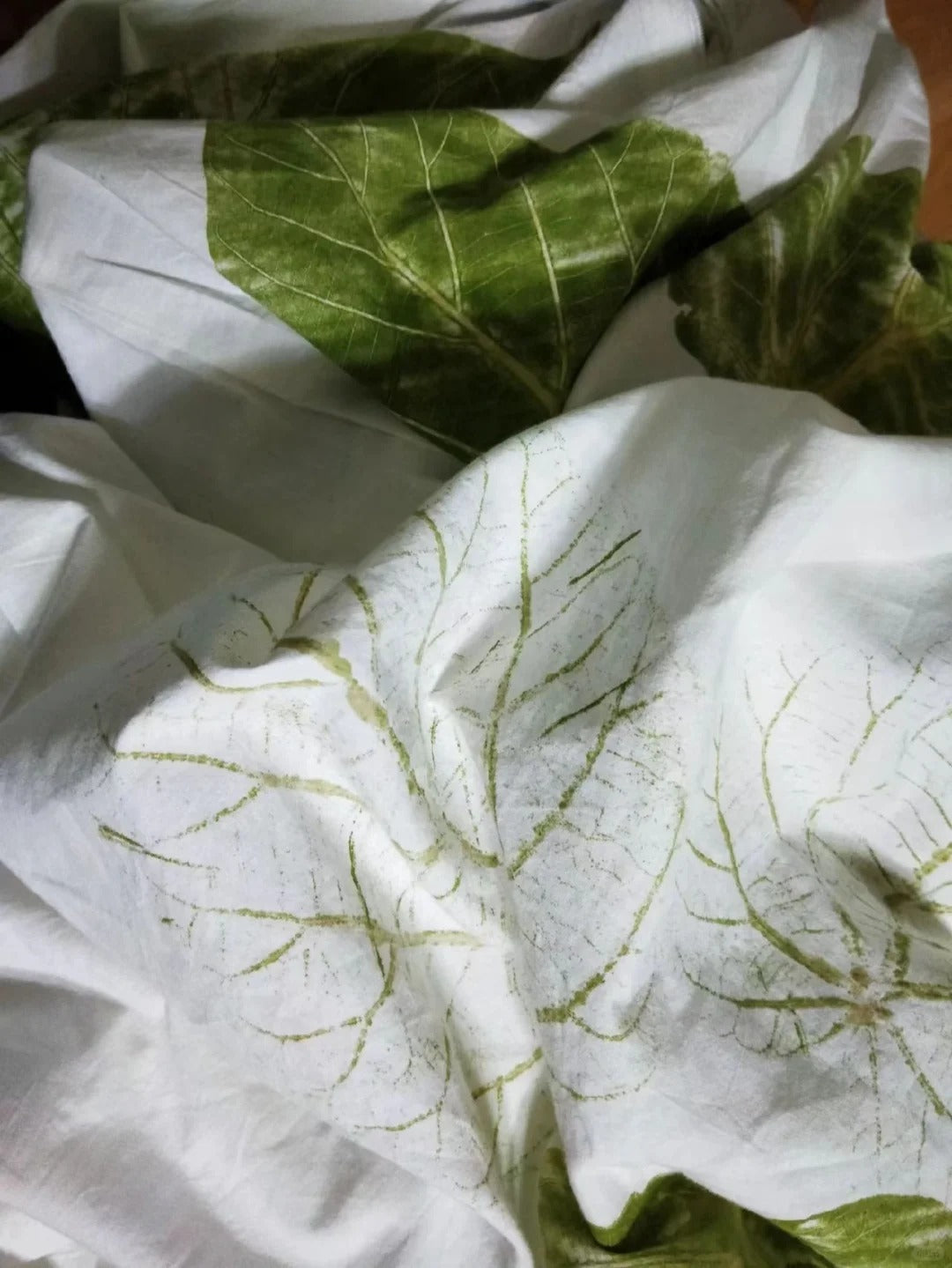 The white bed sheets are easy to use and inexpensive. You can try plant dyeing by yourself. - Charliehomemaker store